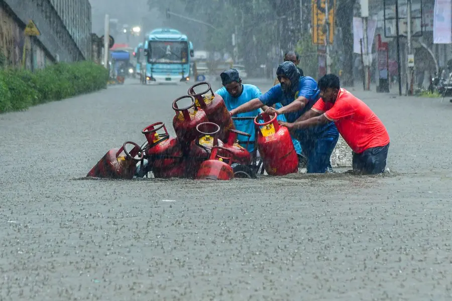 मुंबई डूबी बारिश में: रेड अलर्ट ने थाम दिया शहर का पहिया